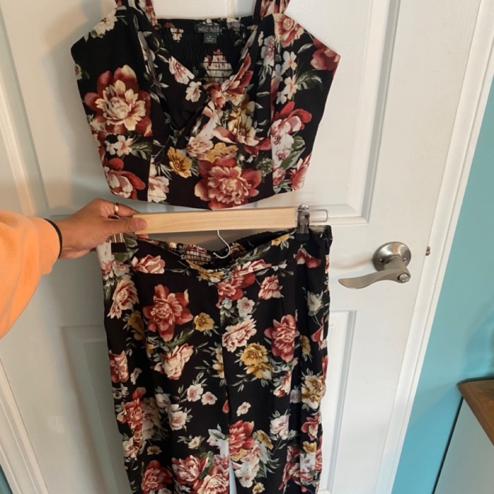 Wild Fable Two Piece Floral Black Tank Top and Capri Set, Size Medium